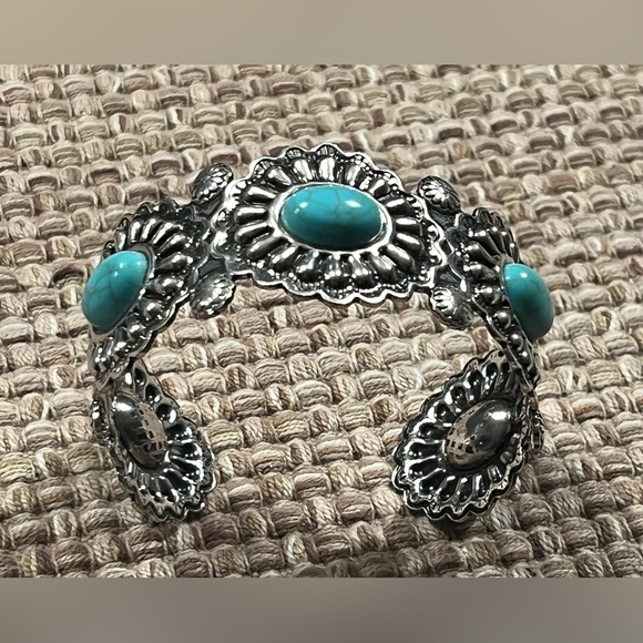 Gorgeous Navajo Turquoise Cuff Bracelet - Picture 5 of 5